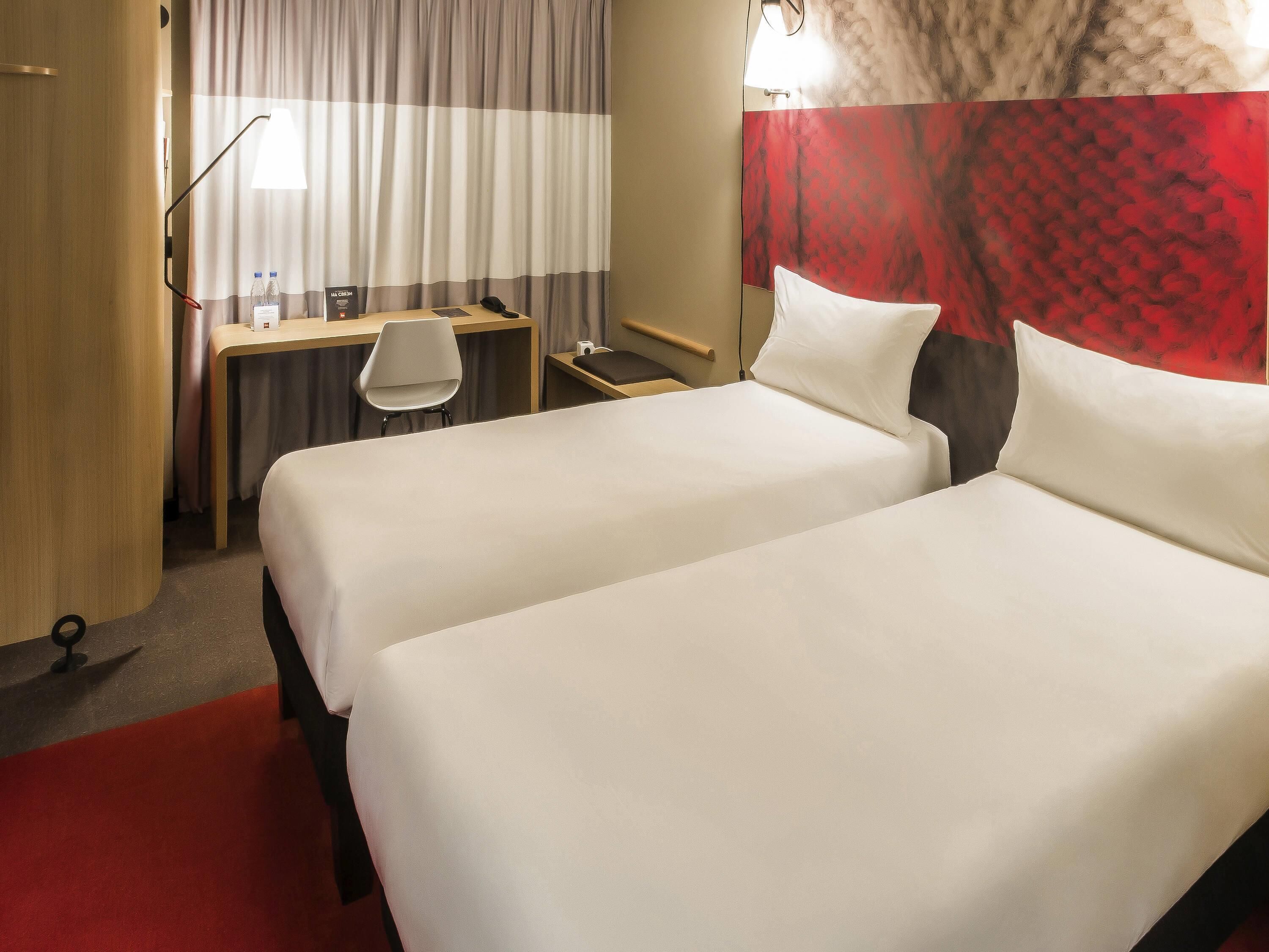 Habitació amb dos llits individuals estàndard, 2 llits individuals | Caixa forta a l'habitació, escriptori i cortines opaques 