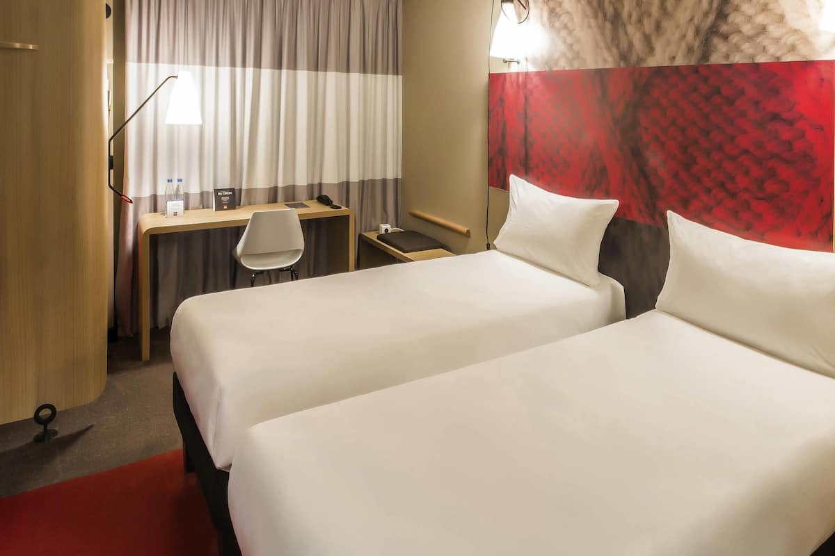 Habitació amb dos llits individuals estàndard, 2 llits individuals | Caixa forta a l'habitació, escriptori i cortines opaques