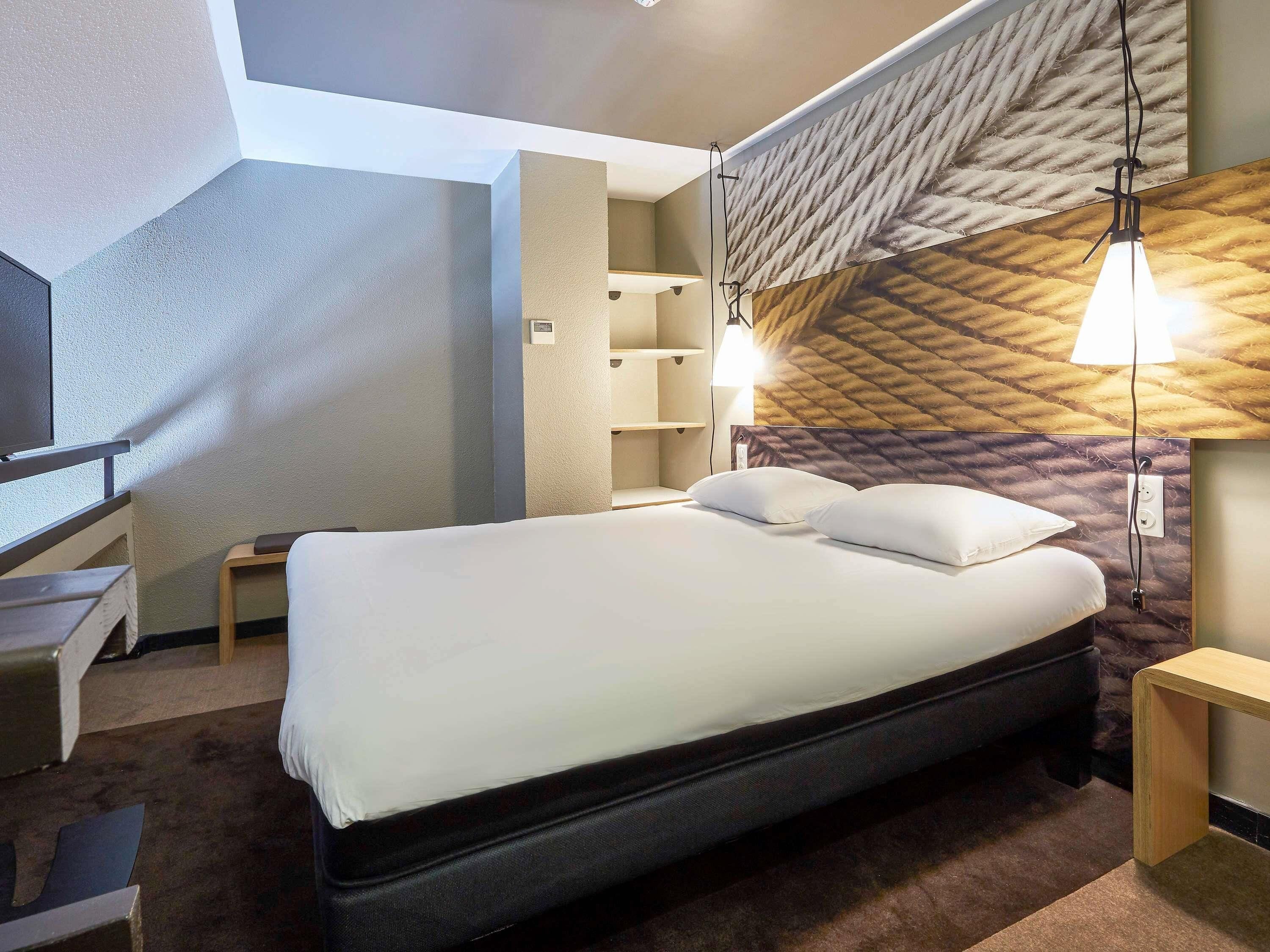 Caja de seguridad en la habitación, escritorio y cortinas blackout 