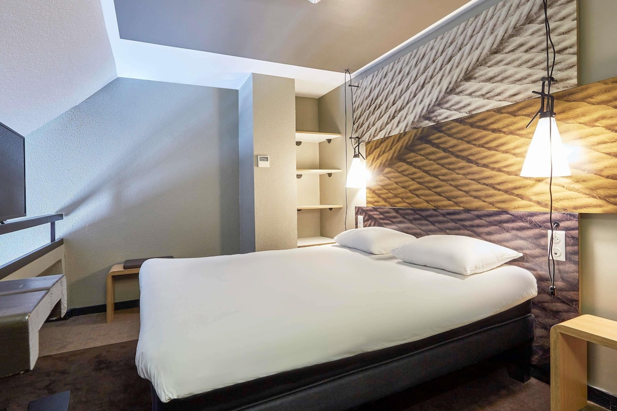 Zimmersafe, Schreibtisch, Verdunkelungsvorhänge, schallisolierte Zimmer