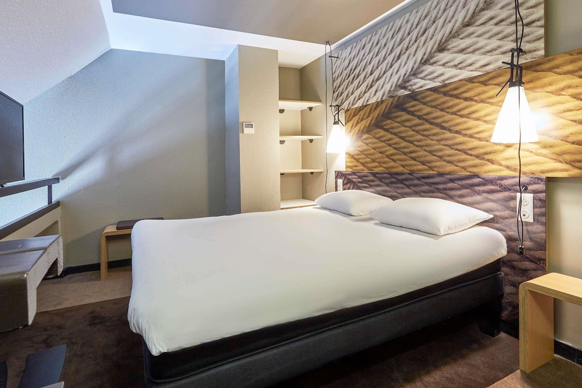 in-room safe, desk, blackout curtains, soundproofing