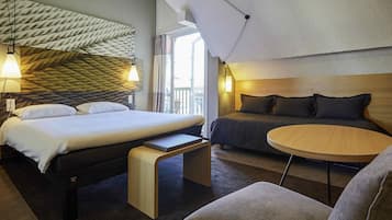 Premium tweepersoonskamer, 1 tweepersoonsbed met slaapbank, balkon | Een kluis op de kamer, een bureau, verduisterende gordijnen