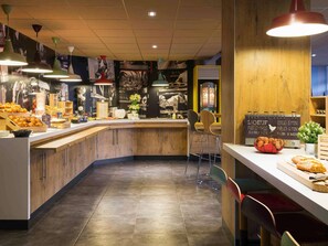 Breakfast, lunch and dinner served - ibis Deauville Centre (Deauville)
