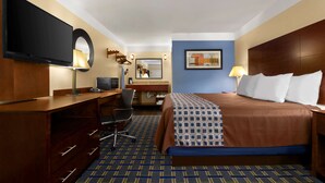 Desk, rollaway beds (surcharge), WiFi (free), bed sheets - Days Inn by Wyndham Fultondale (Fultondale)