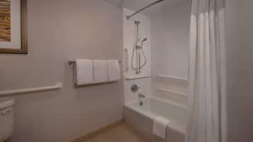 Un baño con inodoro, ducha y bañera.