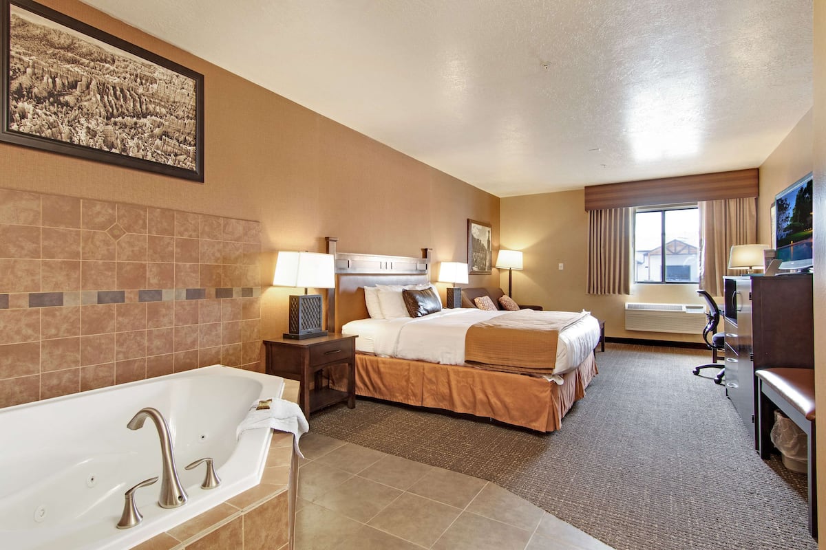 standard room, 1 king bed, non smoking, jetted tub | in-room safe, individually decorated, individually furnished, desk