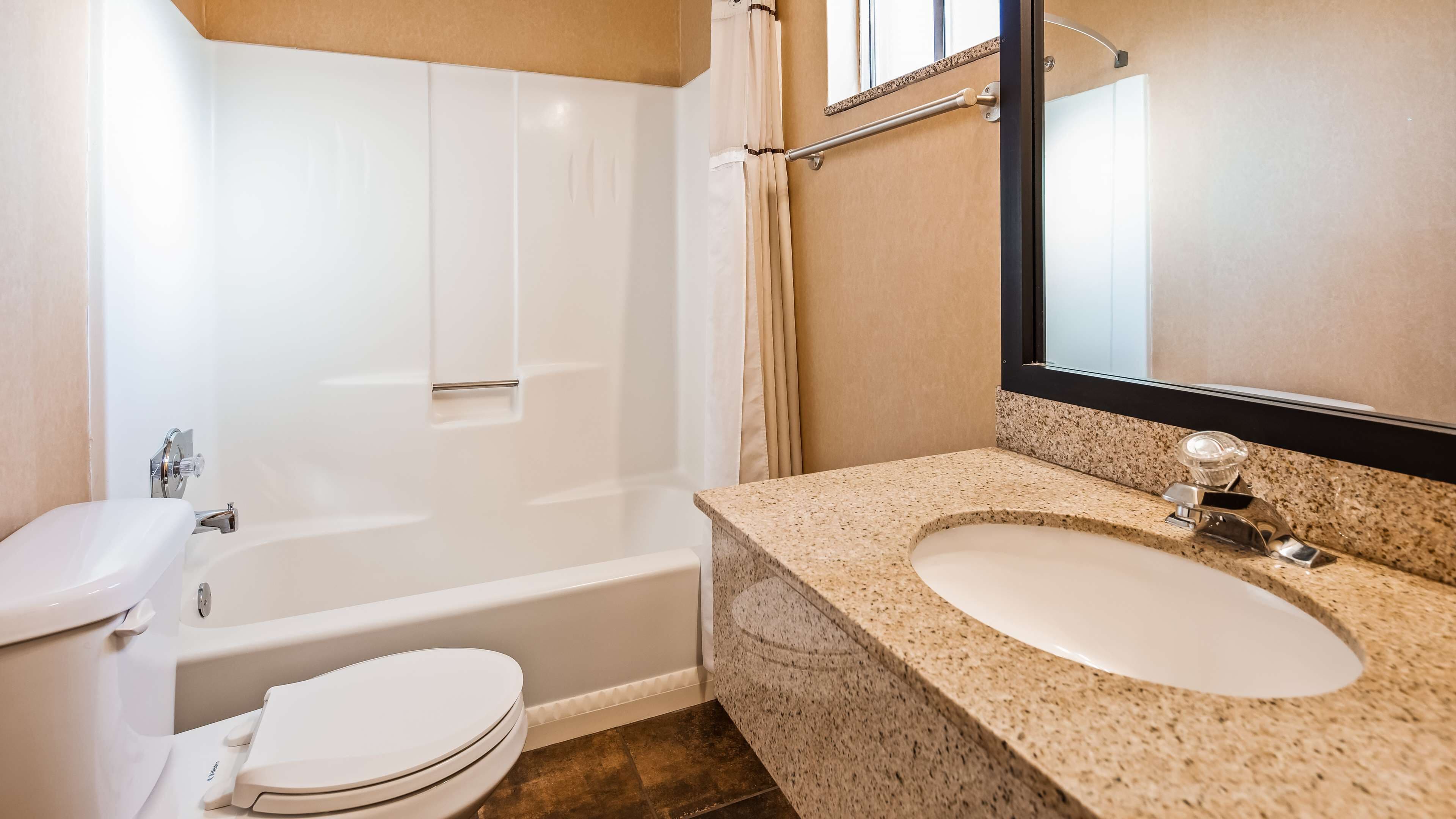 combined shower/bathtub, eco-friendly toiletries, hair dryer, towels