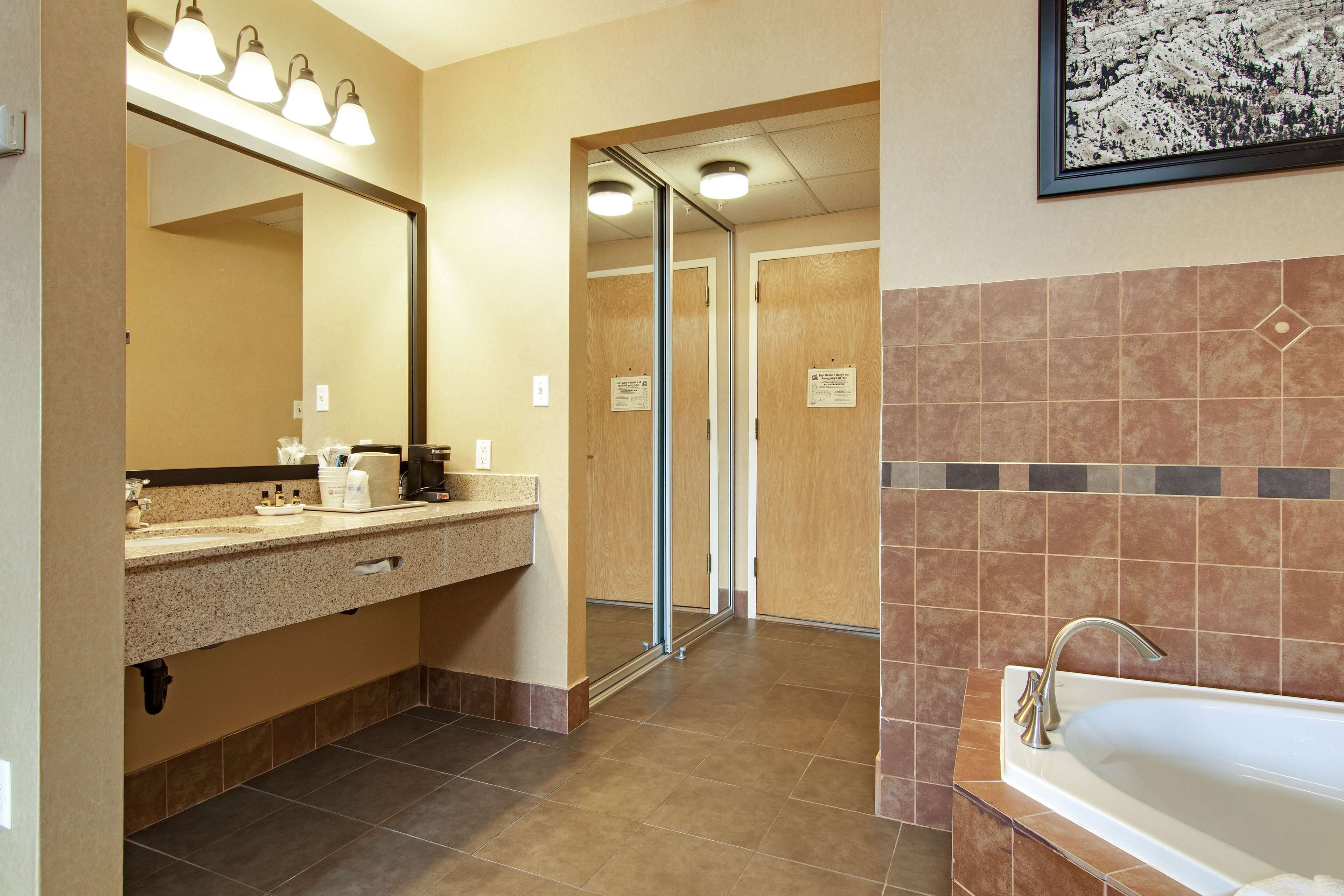 standard room, 1 king bed, non smoking, jetted tub | in-room safe, individually decorated, individually furnished, desk