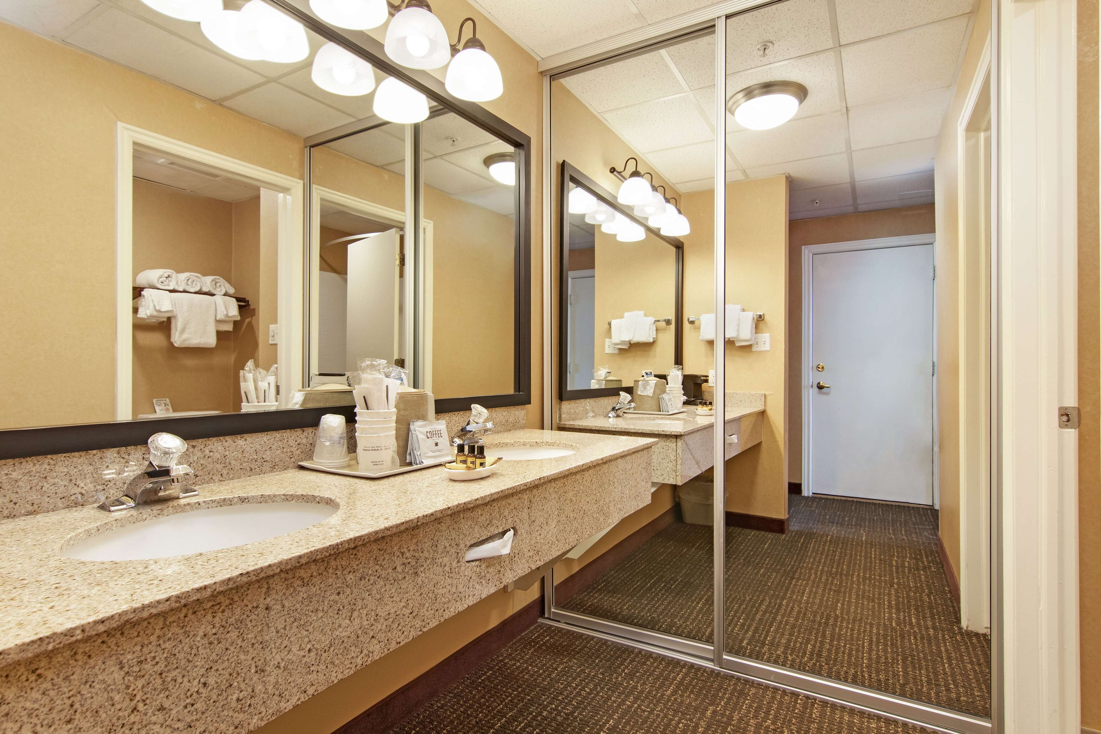 combined shower/bathtub, eco-friendly toiletries, hair dryer, towels