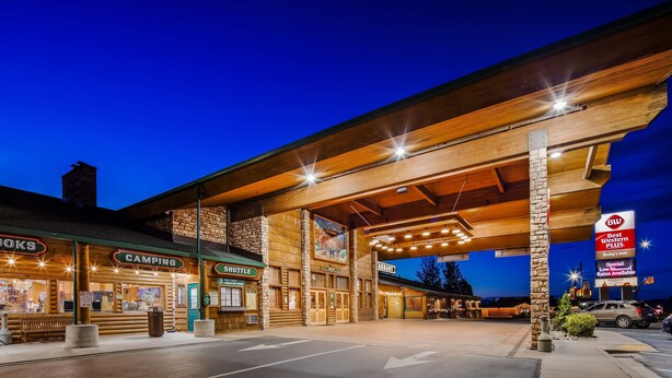 Ein Best Western Plus Hotel mit Shuttleservice, einem Buchladen und einem Campingplatz.