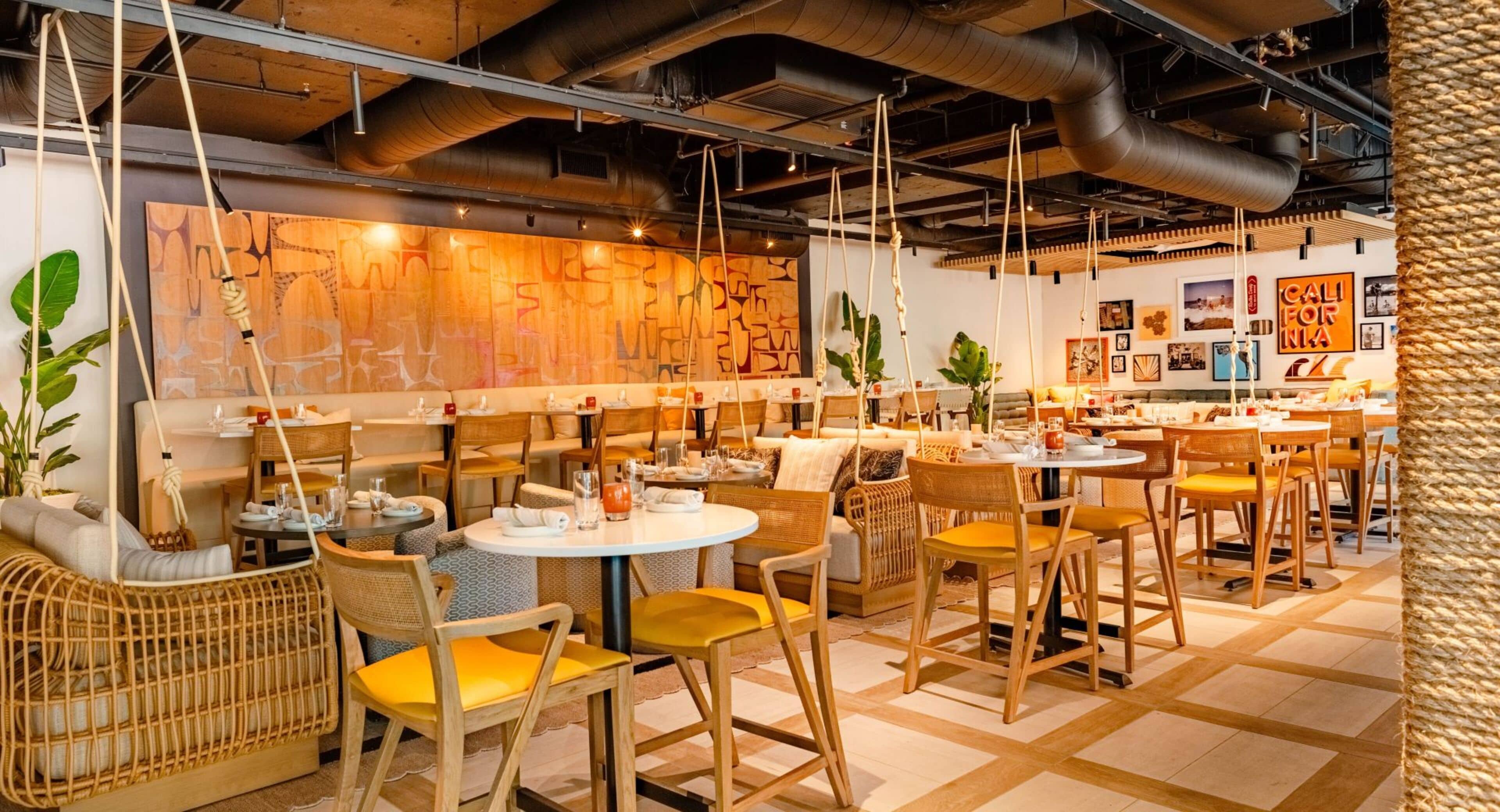 Ein gemütliches Restaurant mit Korbmöbeln, Holztischen und einer einladenden, warmen Atmosphäre.
