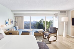 套房 (Coastal) | 高档床上用品、加厚床垫、客房内保险箱、笔记本电脑工作区