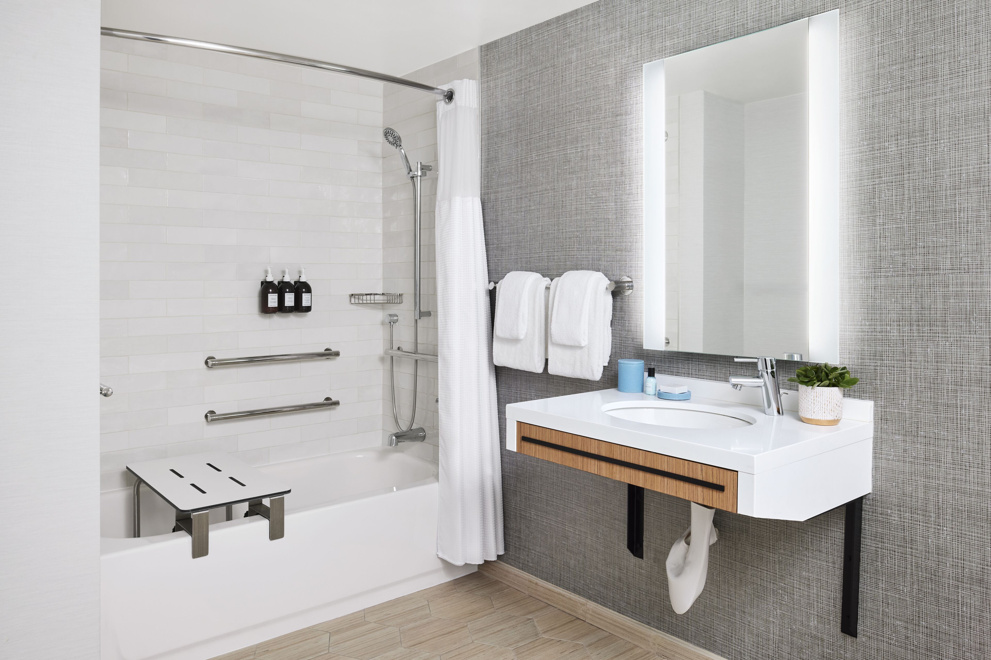 Un baño moderno con bañera, ducha y tocador.