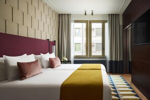 Luxe beddengoed, donzen dekbedden, een minibar, een kluis op de kamer
