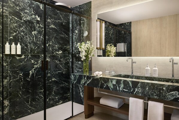 Ensemble douche/baignoire, douche à « effet pluie »
