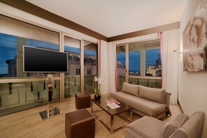 Premium bedding, minibar, in-room safe, desk