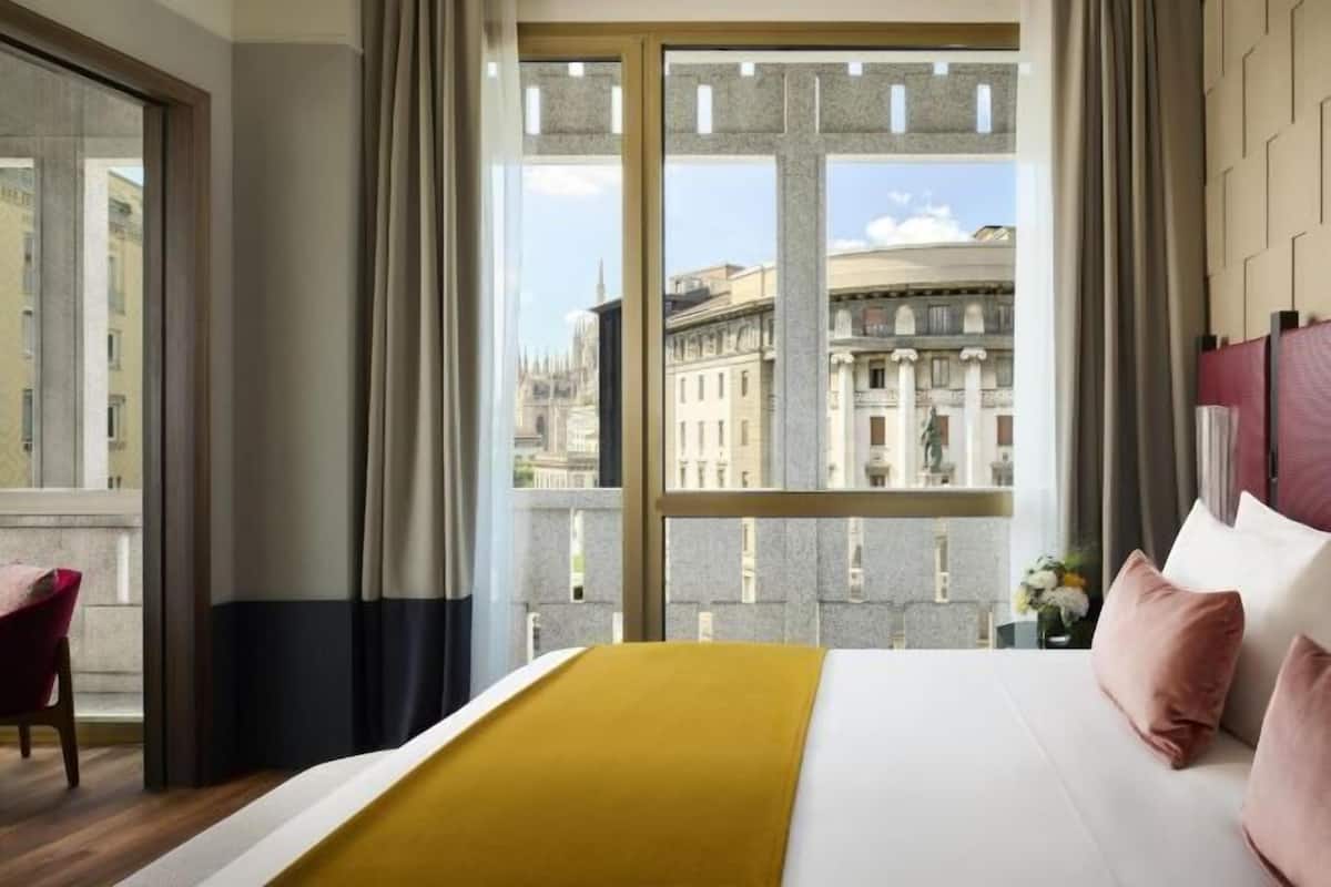 Premium bedding, down duvets, minibar, in-room safe