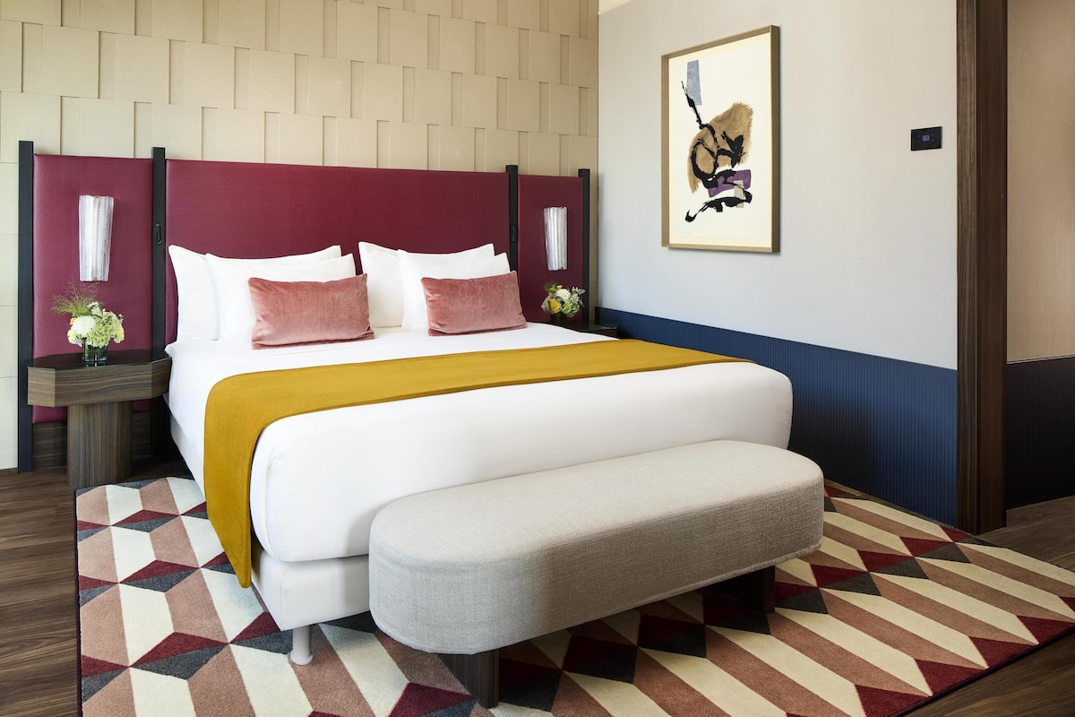 Premium bedding, down comforters, minibar, in-room safe