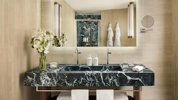 Combined shower/bathtub, rainfall showerhead, designer toiletries