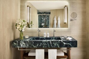 Combined shower/tub, rainfall showerhead, designer toiletries