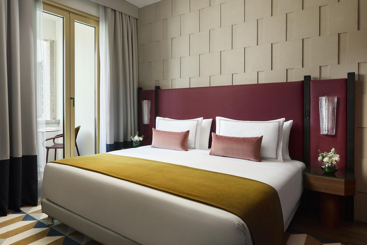 Premium bedding, down comforters, minibar, in-room safe