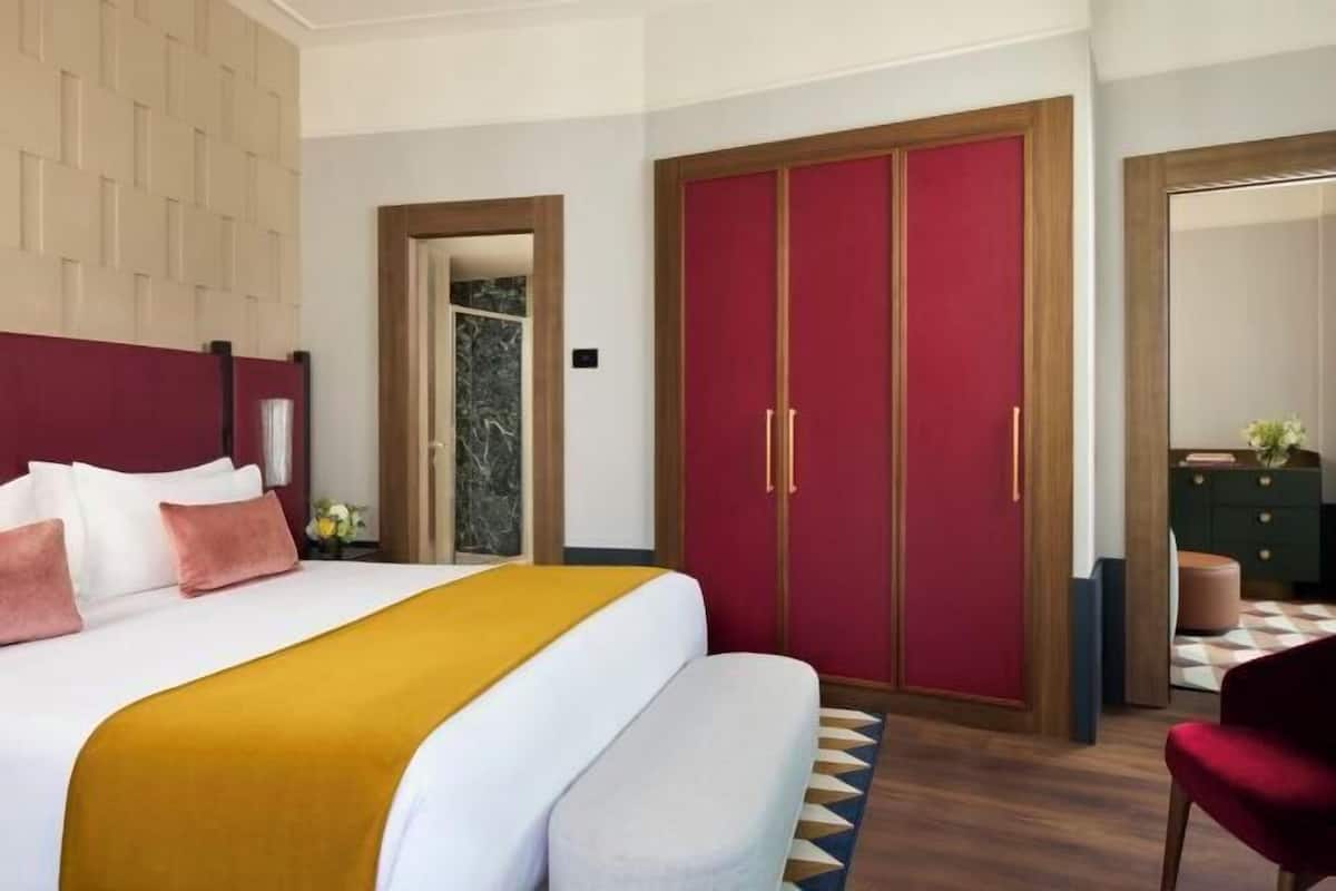 Premium bedding, down duvets, minibar, in-room safe