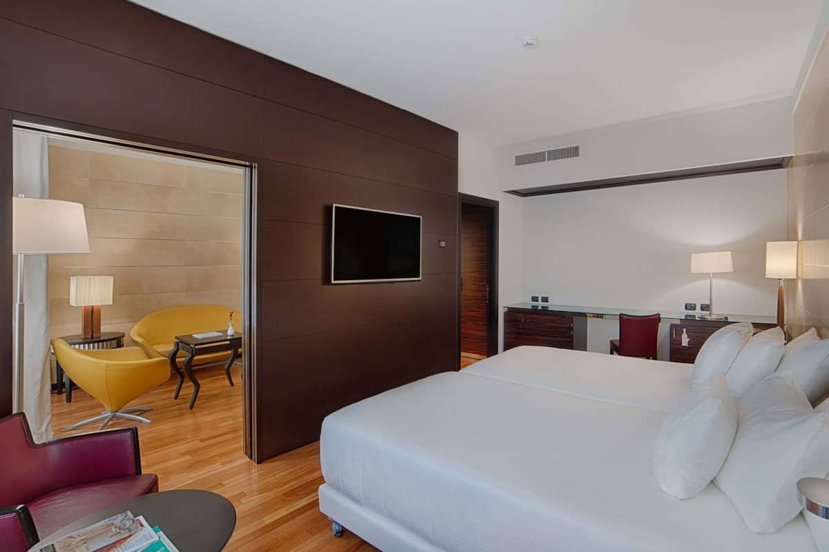 Premium bedding, down comforters, minibar, in-room safe