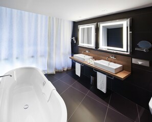 Suite | Badkamer | Een bad/douchecombinatie, een regendouche, designer toiletartikelen