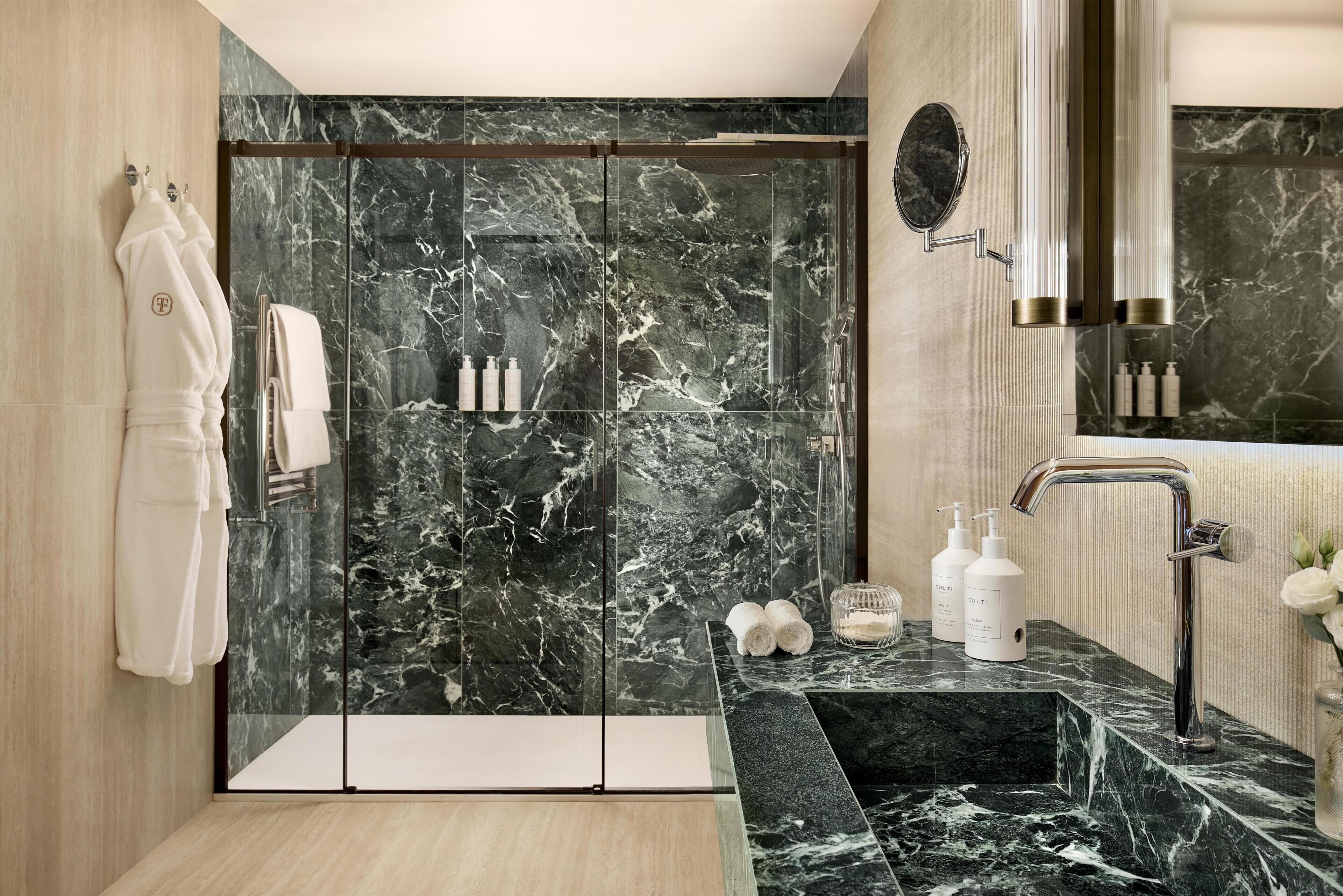 Combined shower/tub, rainfall showerhead, designer toiletries