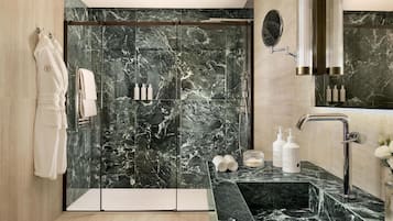 Combined shower/tub, rainfall showerhead, designer toiletries