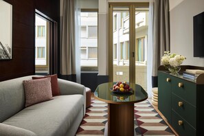 Sengetøy av topp kvalitet, dundyner, minibar og safe på rommet