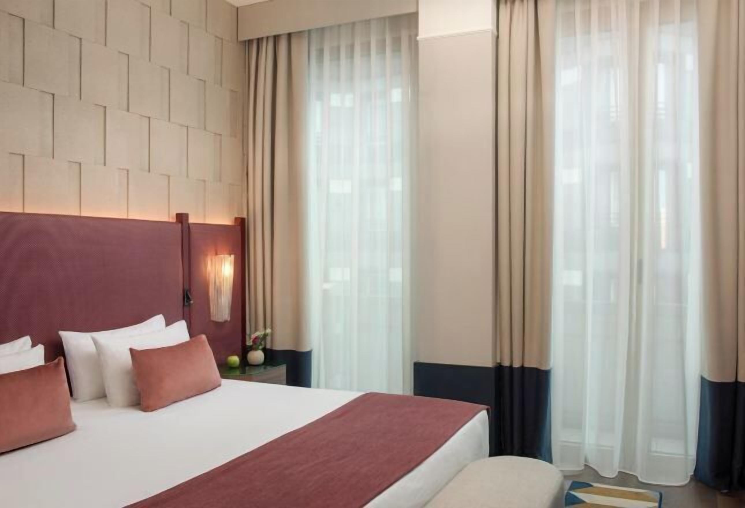 高档床上用品、羽绒被、迷你吧、客房内保险箱