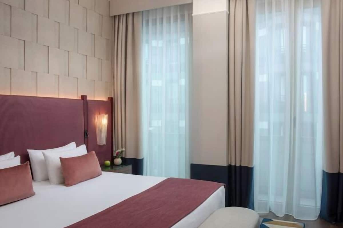 Premium bedding, down duvets, minibar, in-room safe