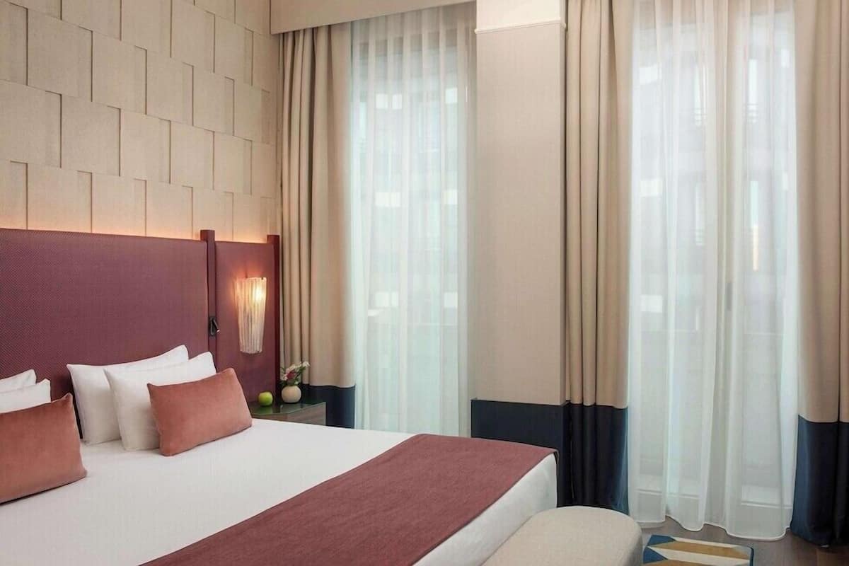 Premium bedding, down comforters, minibar, in-room safe
