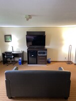 标准房, 2 张大床, 无烟房 (Larger Room;with Sofabed) | 起居区 | 33-英寸纯平电视 （配备有线频道）、电视