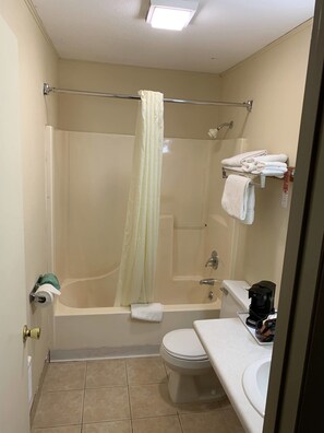 Combined shower/tub, designer toiletries, hair dryer, towels