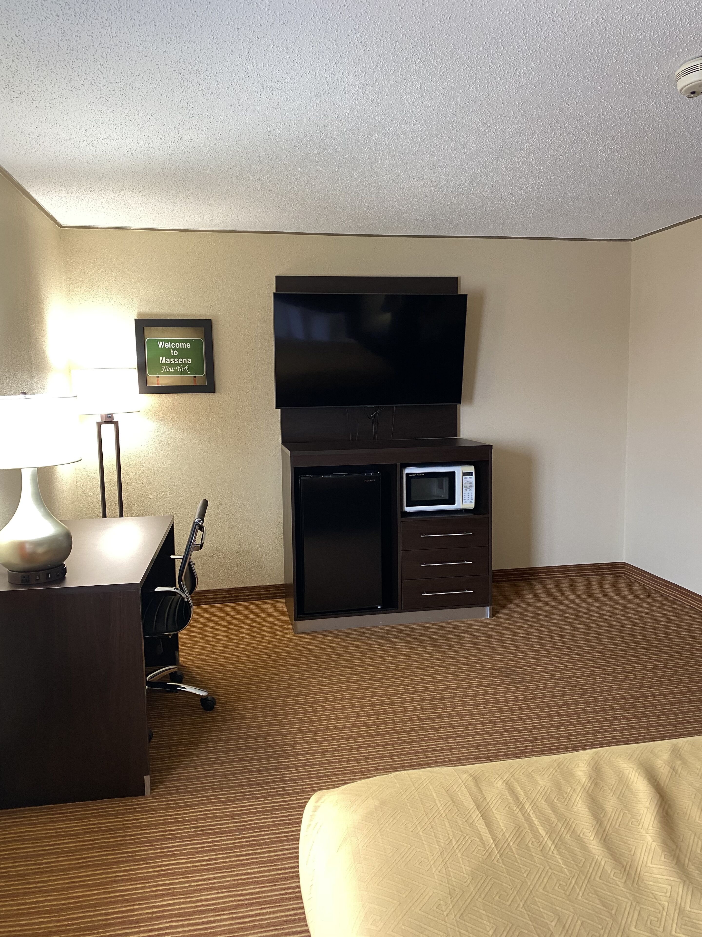 ห้องสแตนดาร์ด, เตียงคิงไซส์ 1 เตียง, ปลอดบุหรี่ | บริเวณนั่งเล่น | ทีวีจอแบน 33 นิ้ว พร้อมช่องเคเบิล, ทีวี