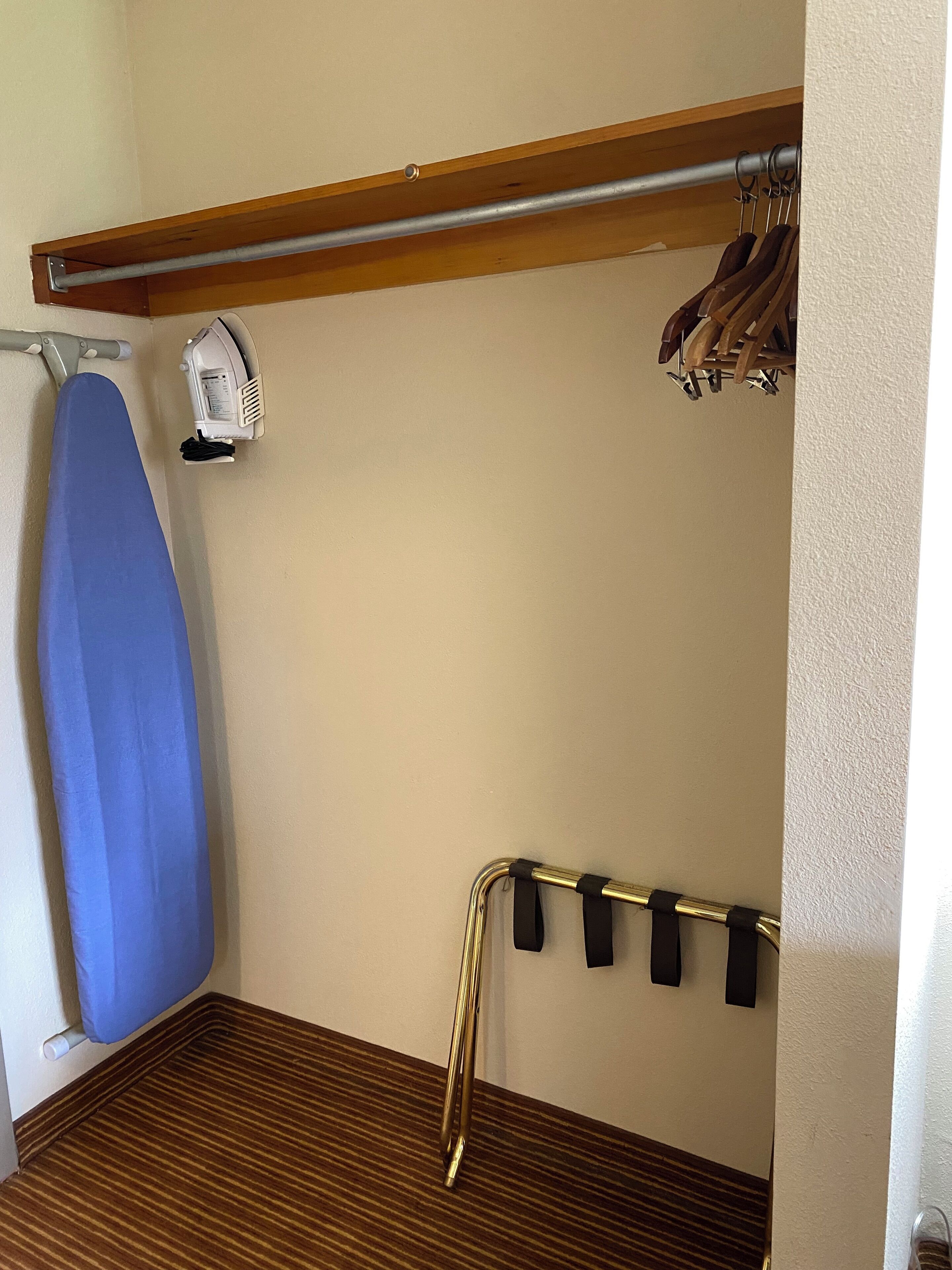 Standard Room, 1 Queen Bed, Non Smoking | Iron/ironing board