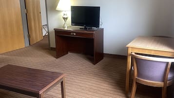 스탠다드룸, 킹사이즈침대 1개, 금연 (Larger Room;with Sofabed) | 거실 공간 | 케이블 채널 시청이 가능한 33인치 평면 TV, TV