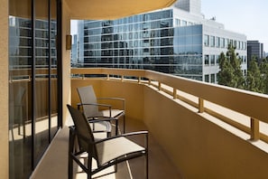 Room, 1 King Bed, Balcony, Corner | Premium bedding, pillowtop beds, desk, laptop workspace