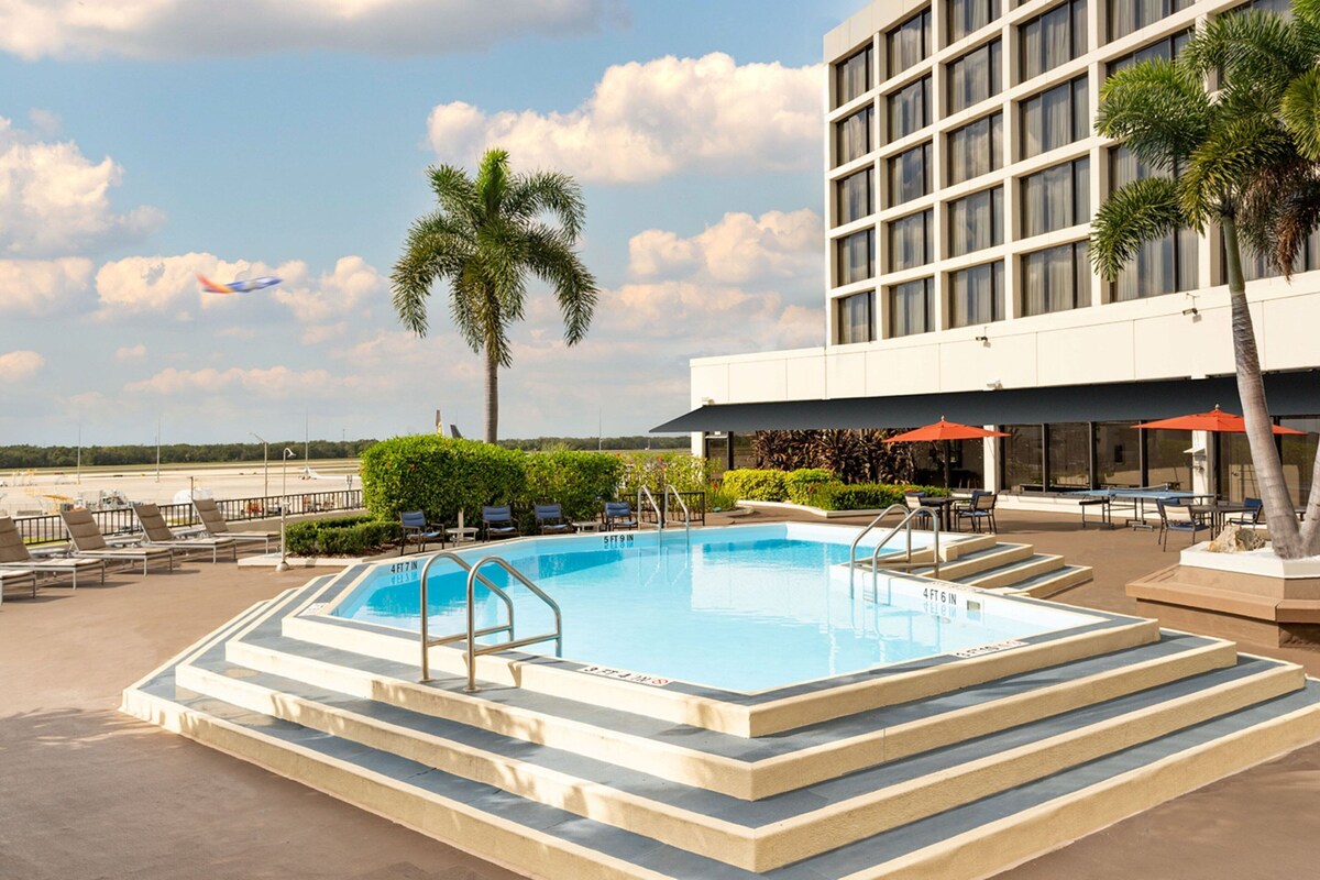 Outdoor Pool at the Tampa Marriott hotel