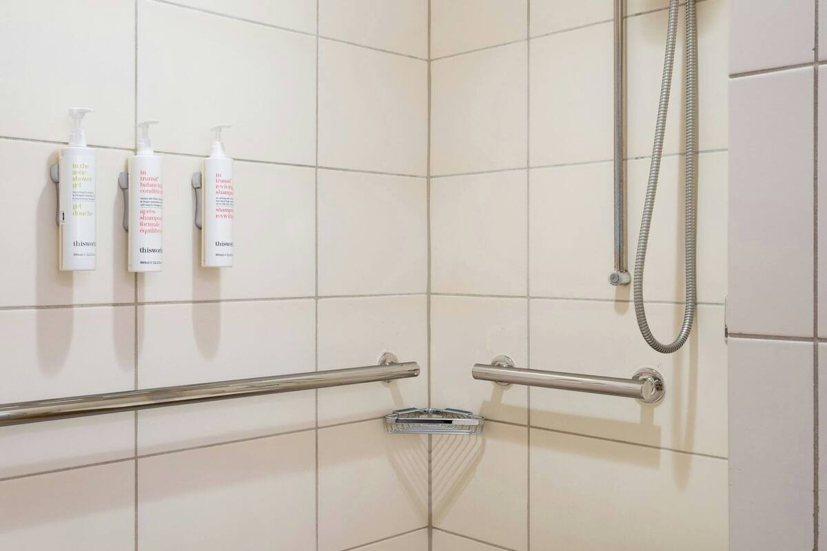 room, 1 king bed (mobility/hearing access, roll-in shwr) | bathroom | shower, free toiletries, hair dryer, towels