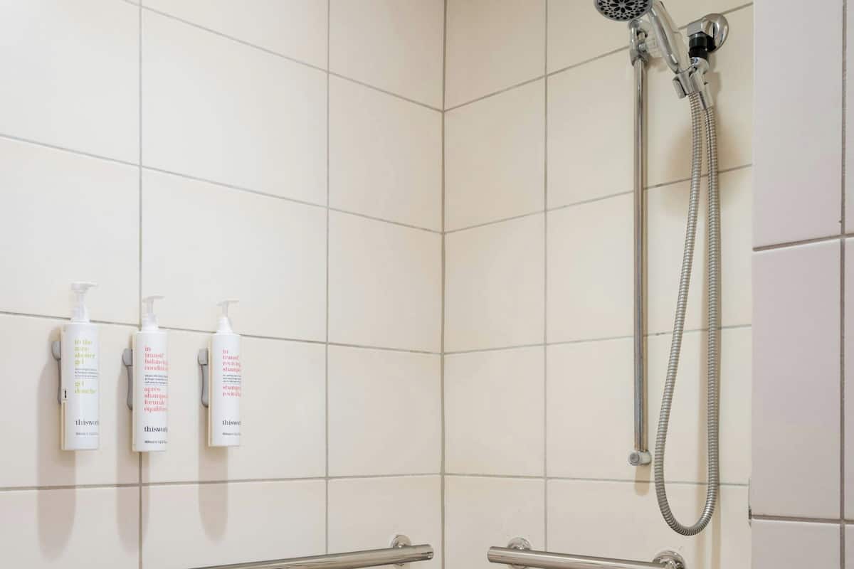Dusche, kostenlose Toilettenartikel, Haartrockner, Handtücher