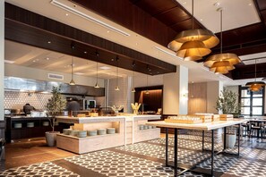 2 restaurants, breakfast, lunch, dinner served; international cuisine