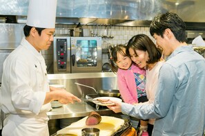 2 restaurants, breakfast, lunch, dinner served; international cuisine 
