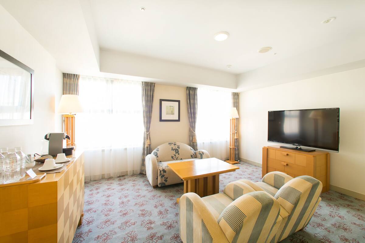 Regency Suite, Non-Smoking | Minibar, iron/ironing board (on request), WiFi (free)
