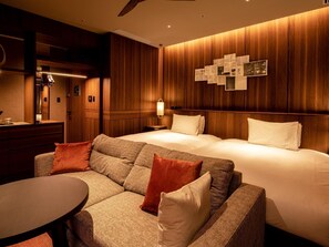 Minibar, tabla de planchar con plancha, wifi gratis