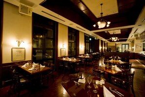 2 Restaurants; Frühstück, Mittagessen und Abendessen werden serviert