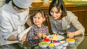 2 restaurants; breakfast, lunch and dinner served  - Hyatt Regency Fukuoka (Fukuoka)