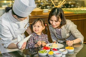 2 restaurants, breakfast, lunch, dinner served; international cuisine - Hyatt Regency Fukuoka (Fukuoka)